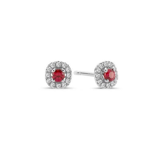 Sofia ørestikker i 14 kt hvidguld fra Nuran med rubin og 0,12 ct diamanter i rund facon.